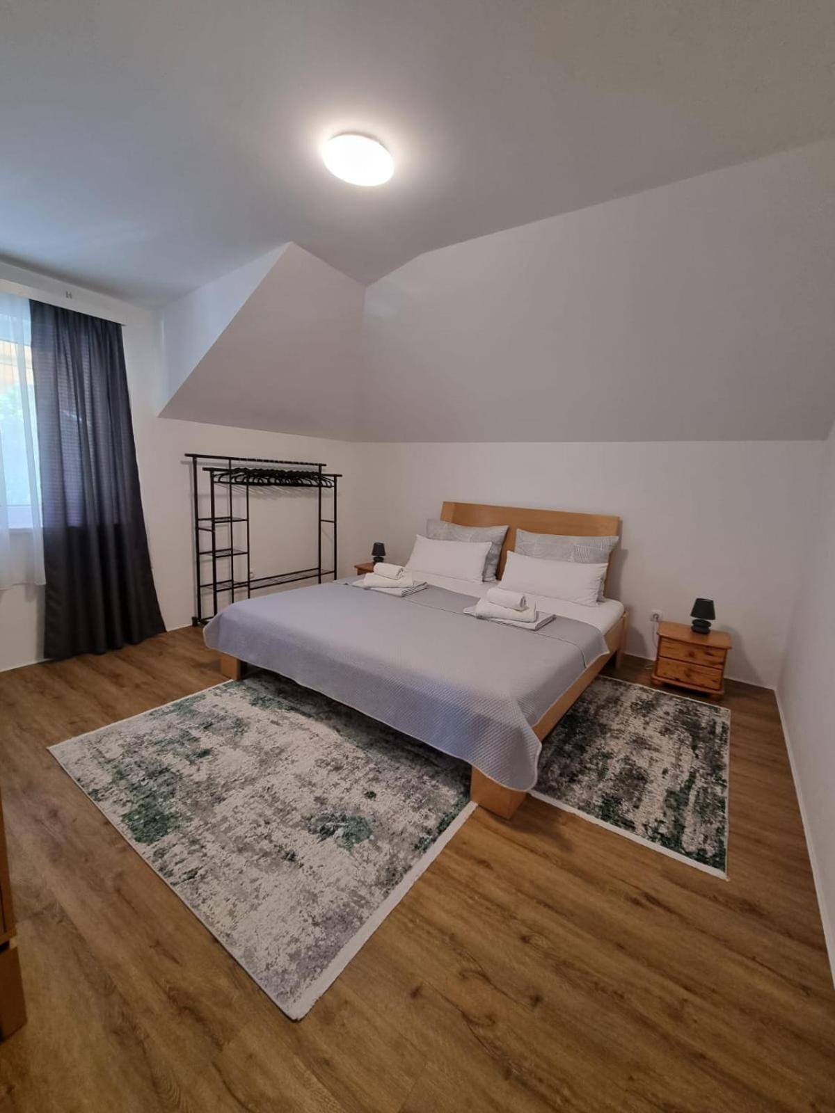 Has Apartment