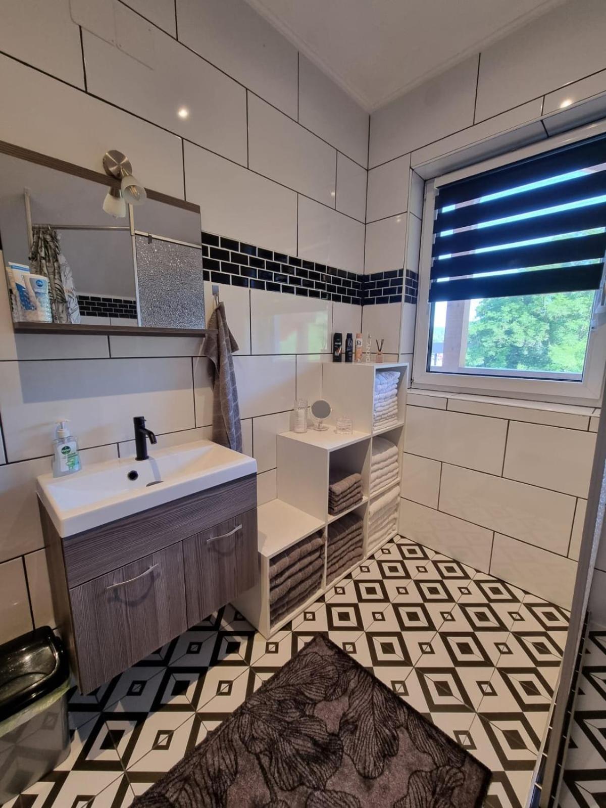 Has Apartment